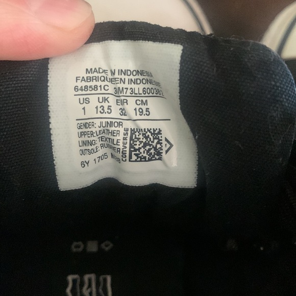 Kids size 1 converse. Chuck Taylor. - Picture 6 of 6